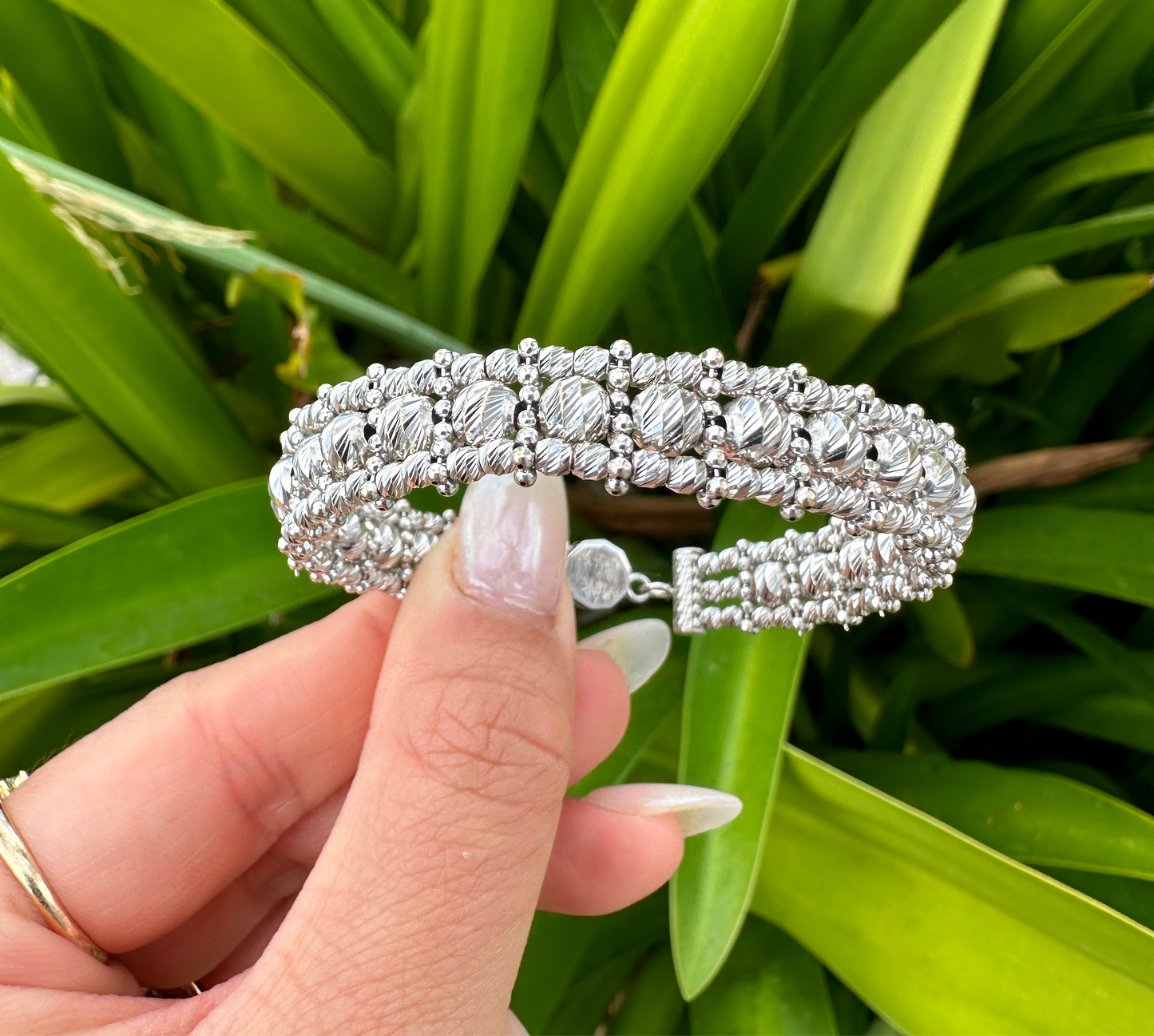 18K White Gold Diamond Cut Beaded Bangle