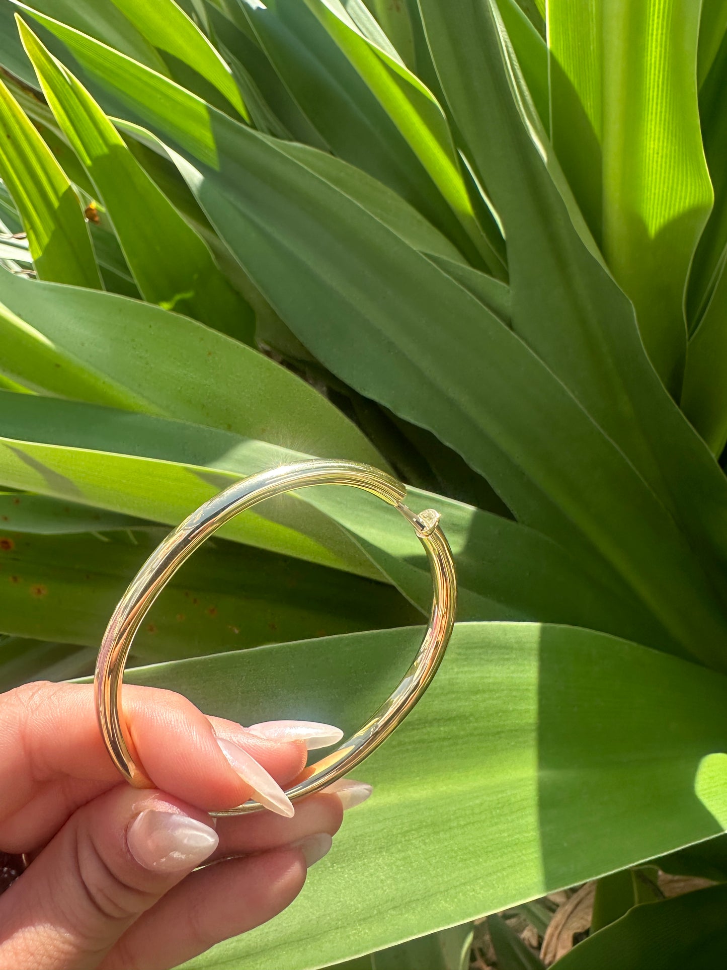 18K Yellow Gold Smooth Oval Bangle