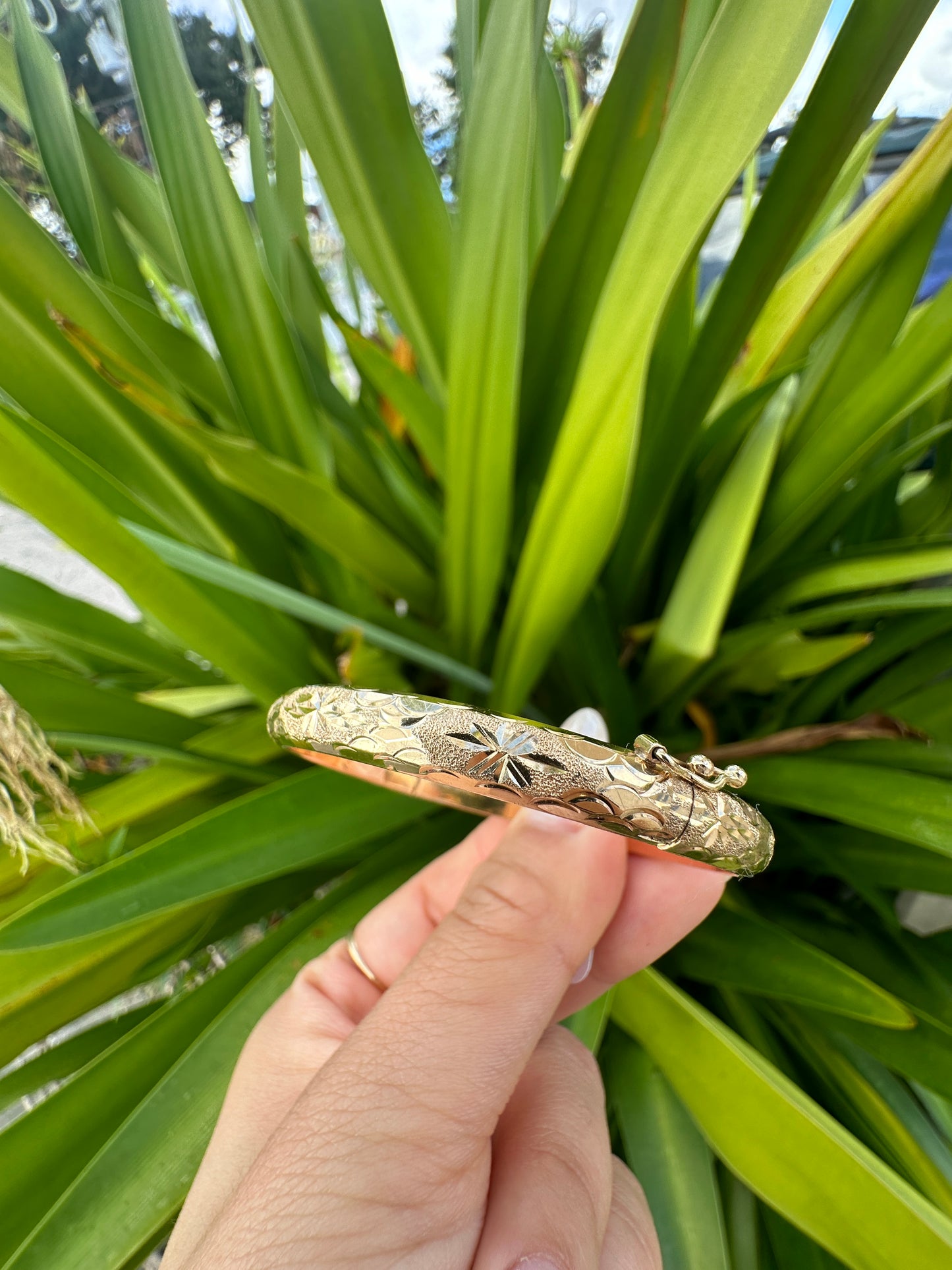 18K Yellow Gold Scale and Scallop Bangle